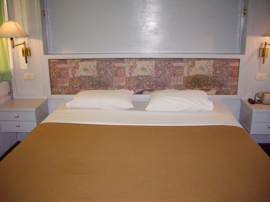 Lopburi Inn Hotel Szoba fotó